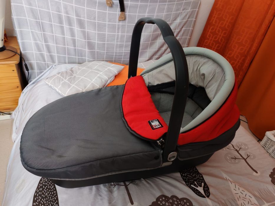 Alcofa da Marca Pré-Natal e mochila da Chicco