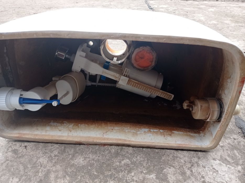 Продам бачок на унітаз