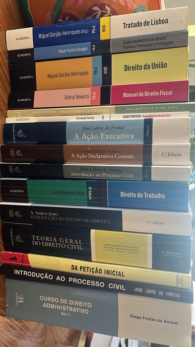 Livros de DireiTo e Criminologia (1-4 ano) como NOVOS