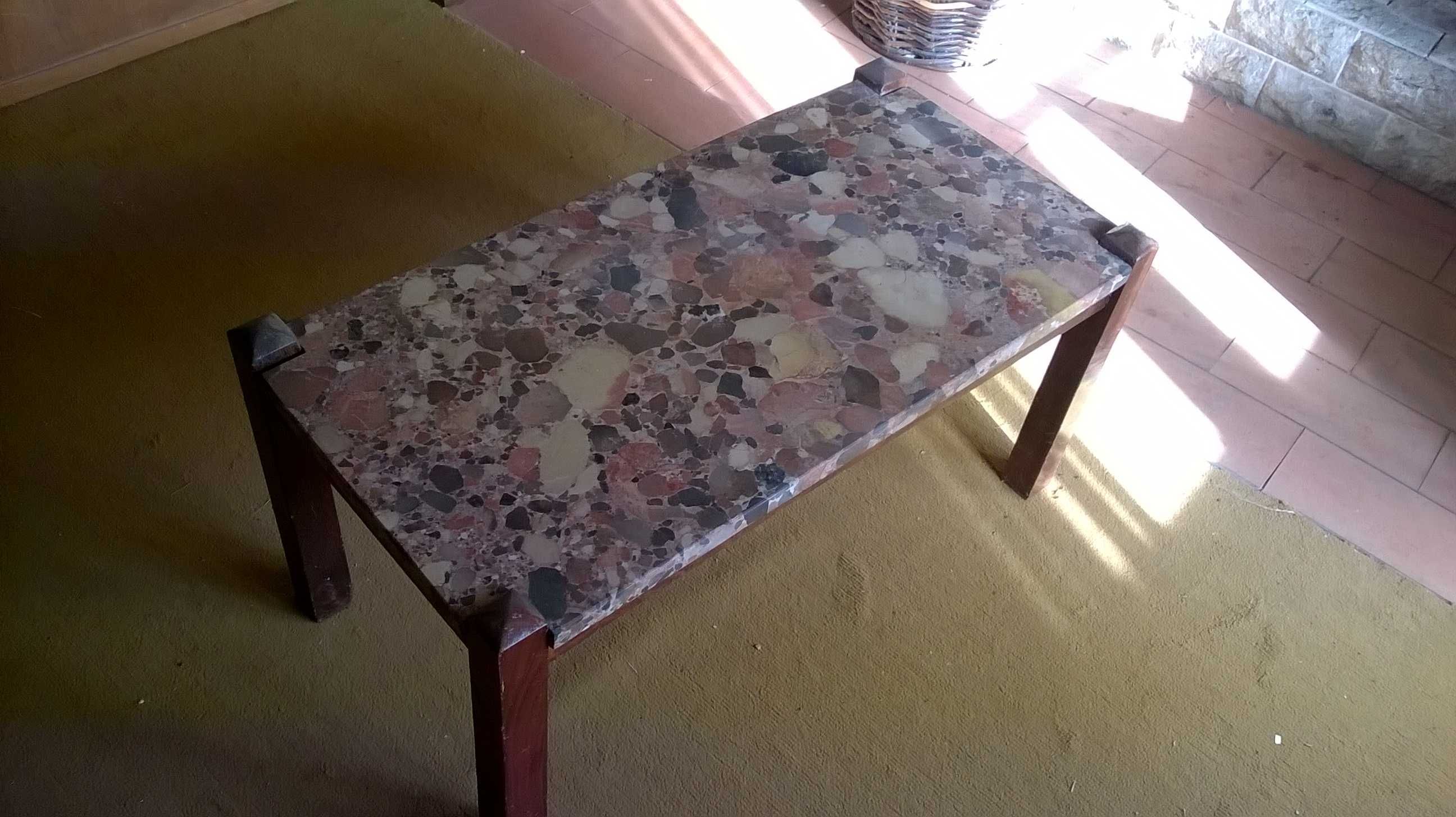 Mesa de Centro com tampo em mármore