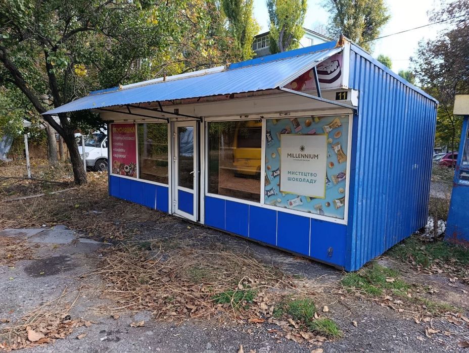 Продам магазин с кондиционером, холодильником и полками.