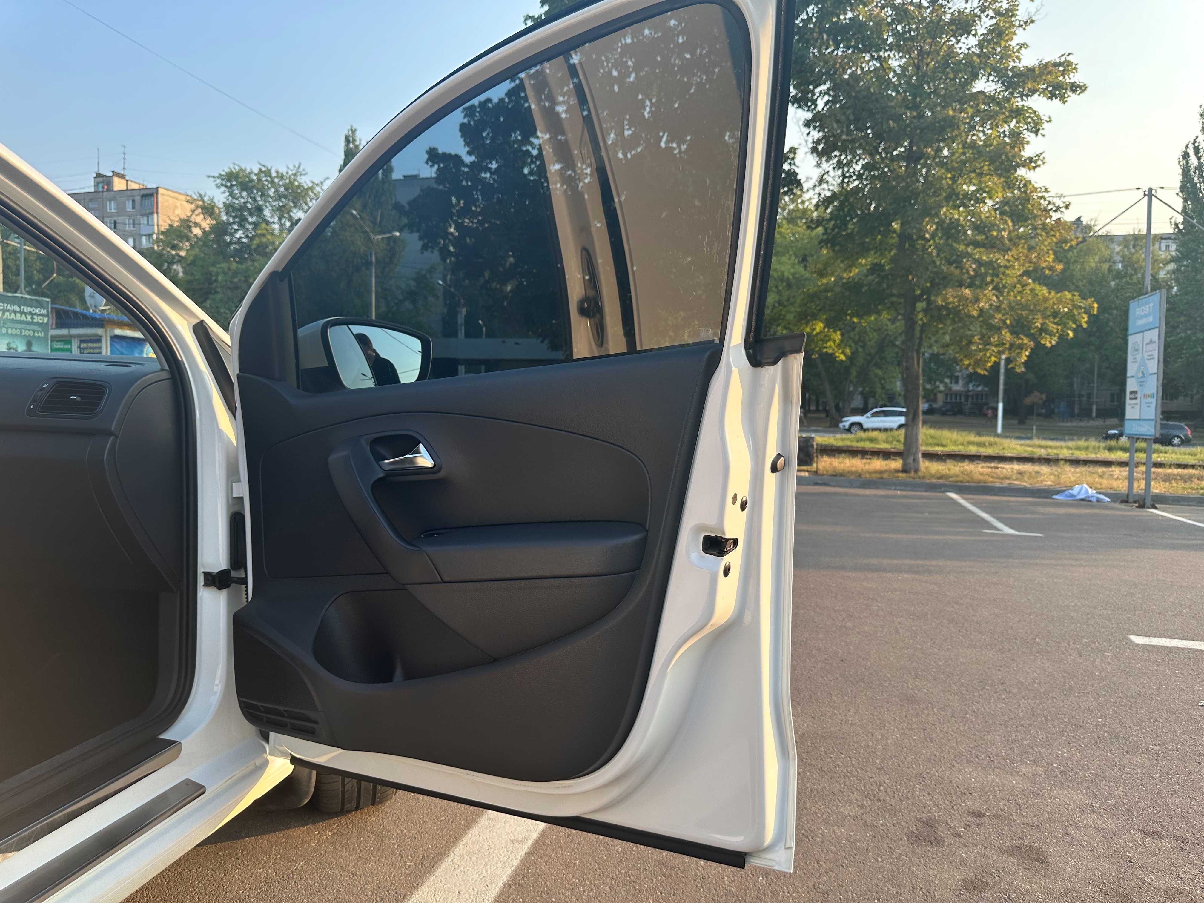 Продам Volkswagen Polo Sedan (2012)