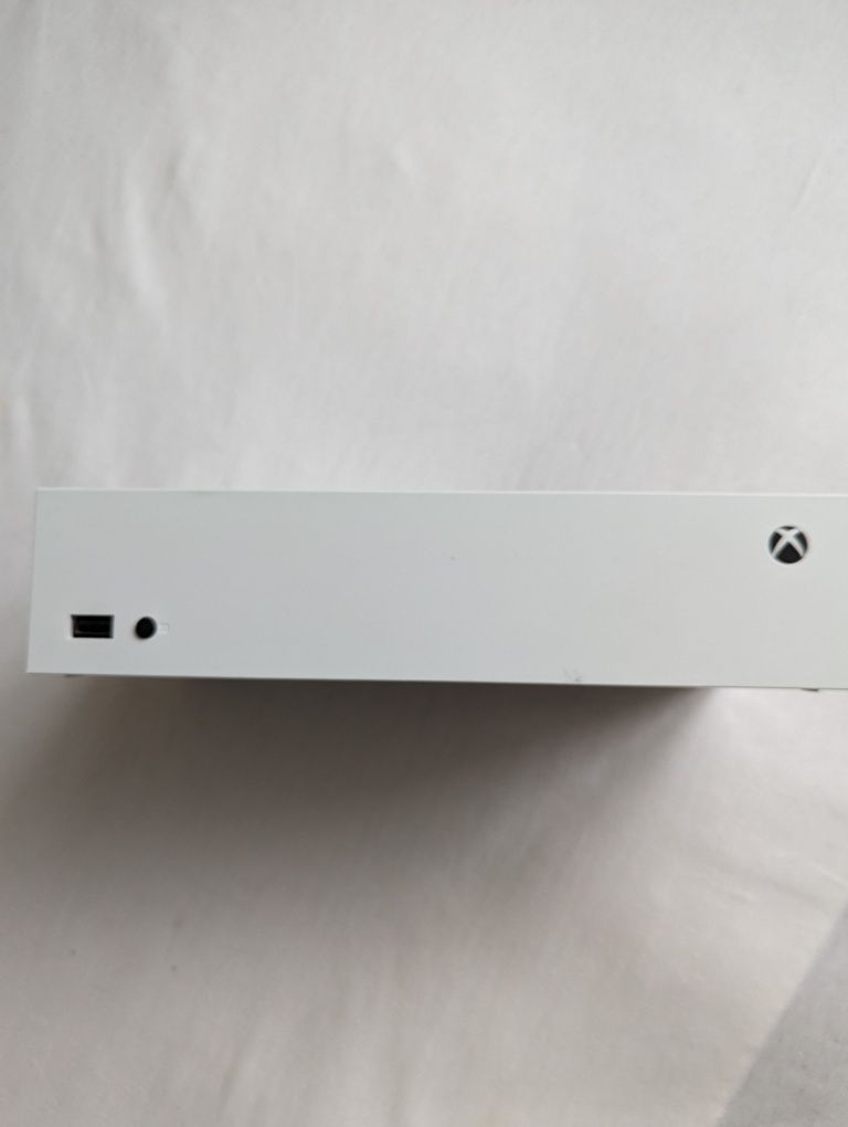 Продам консоль Xbox Series S в ідеальному стані