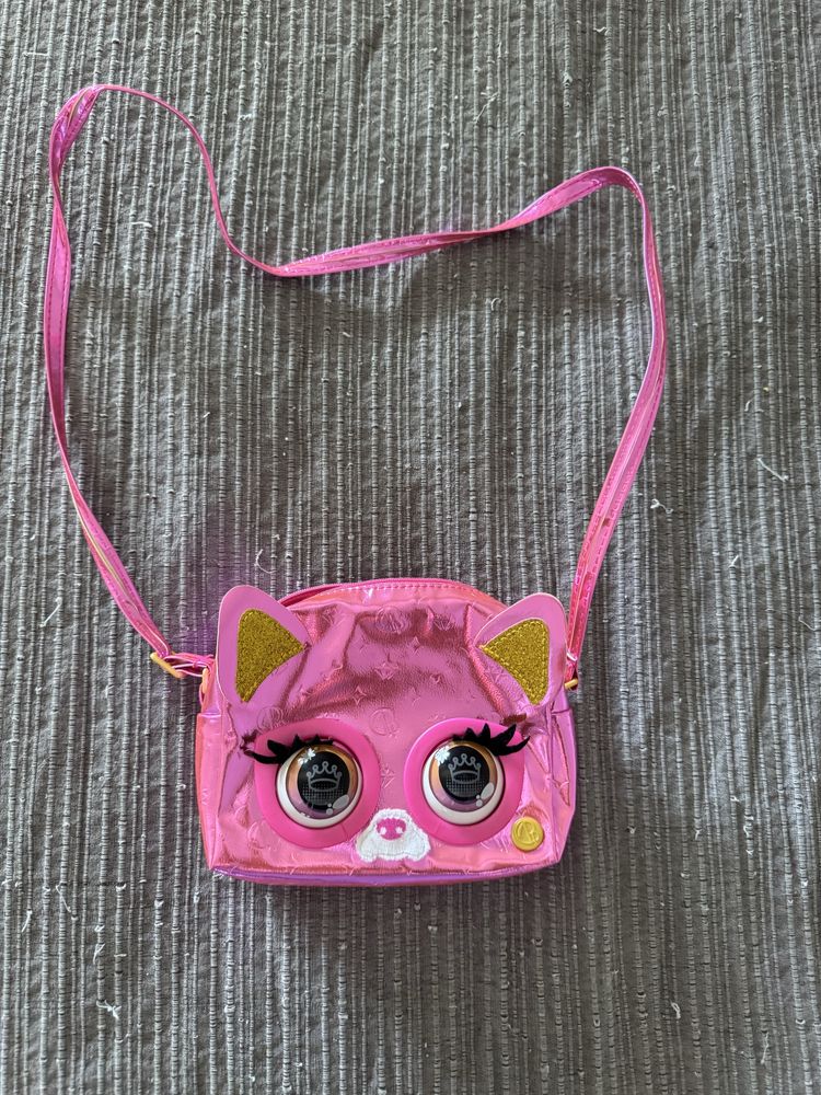 Mala de gato brilhante com musica