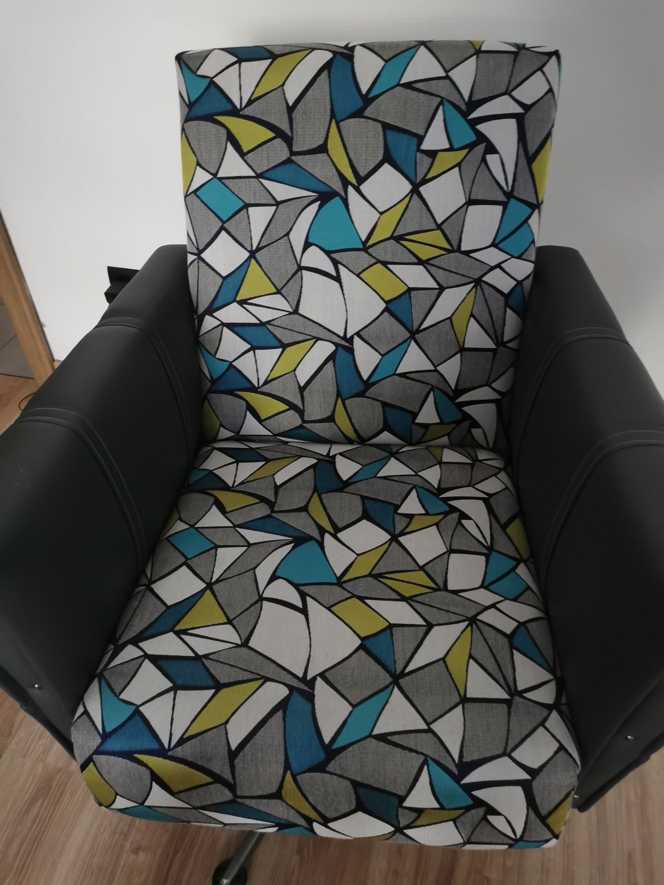Fotel vintage, PRL obrotowy kolorowy poduszki