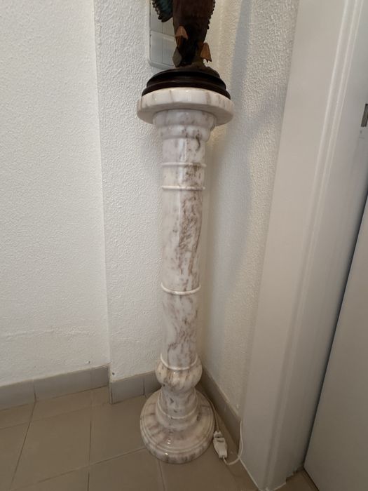 Pedesttal em marmore iluminado