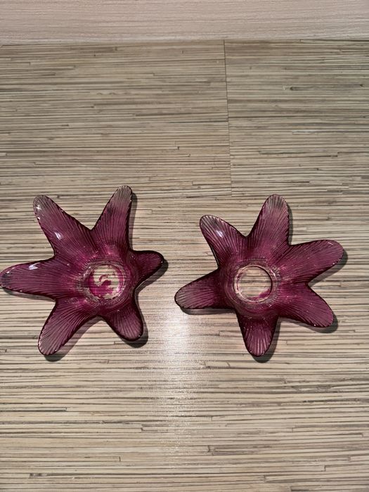 Zestaw 2 różowych świeczników w kształcie kwiata