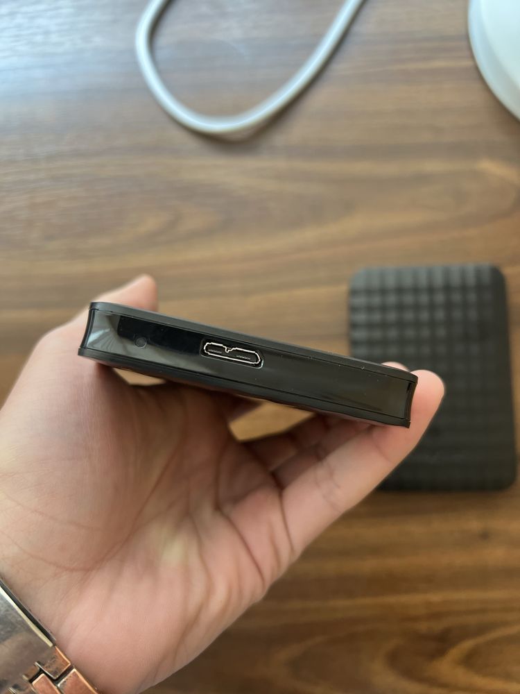 Зовнішній жорсткий диск 2TB