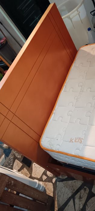 Cama Sommier e pequeno camiseiro