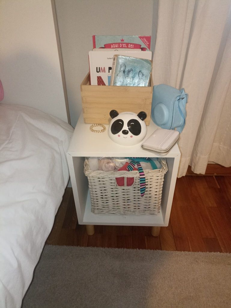 Vendo cama de solteiro e mesa de cabeceira podem escolher os dois ou 1