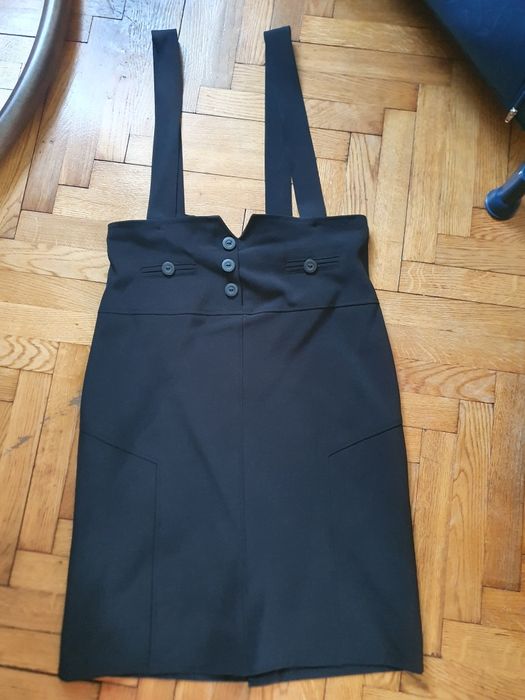 Czarna spódnica ołówkowa na szelkach