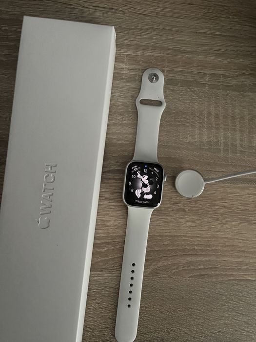 Apple Watch 8 45mm srebrny