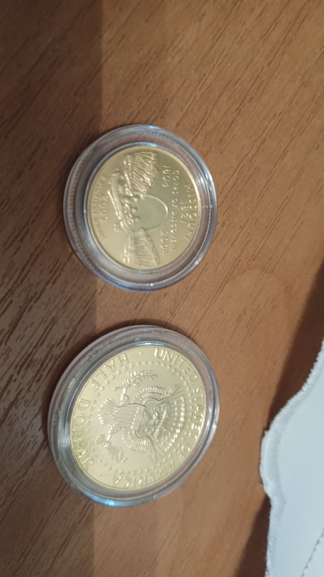 Złote monety z beatyfikacji Jana Pawła II