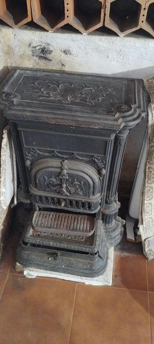 Salamandra antiga em ferro fundido, fabricada em Portugal pela prestig