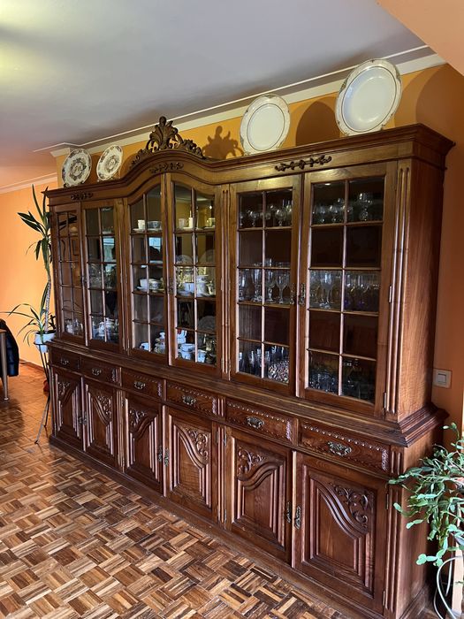 Movél Antigo de Madeira Maciça com Vitrine e Arrumação