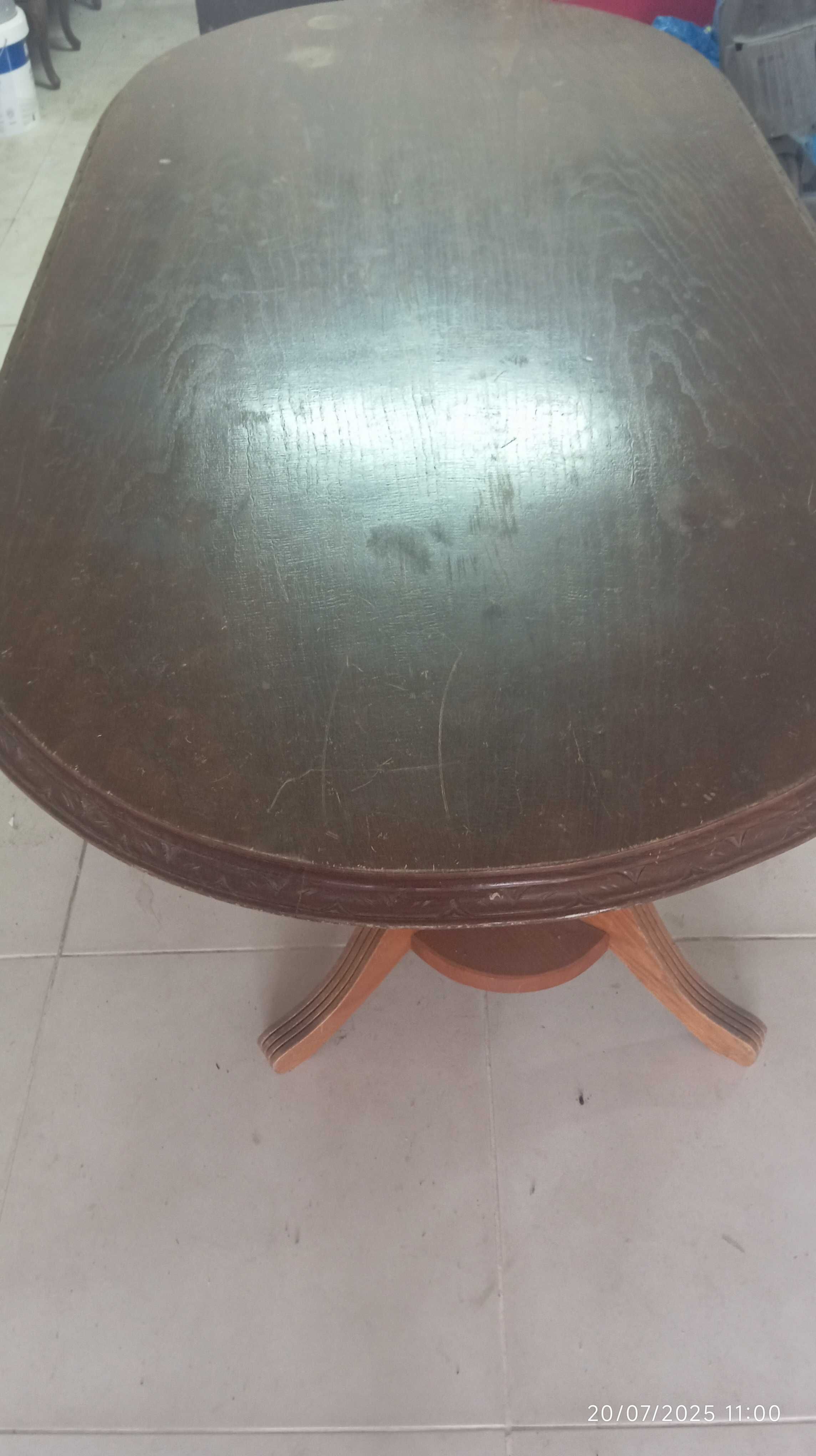 Mesa com 8 cadeiras em bom estado
