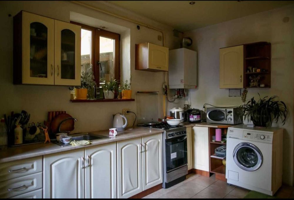 Оренда ізольованої кімнати,  в трьох кімнатному обобняку.