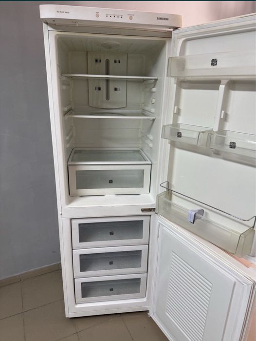 Продам дешевий холодильник б/у Indesit TI22W NoFrost.Робочий.Доставлю.