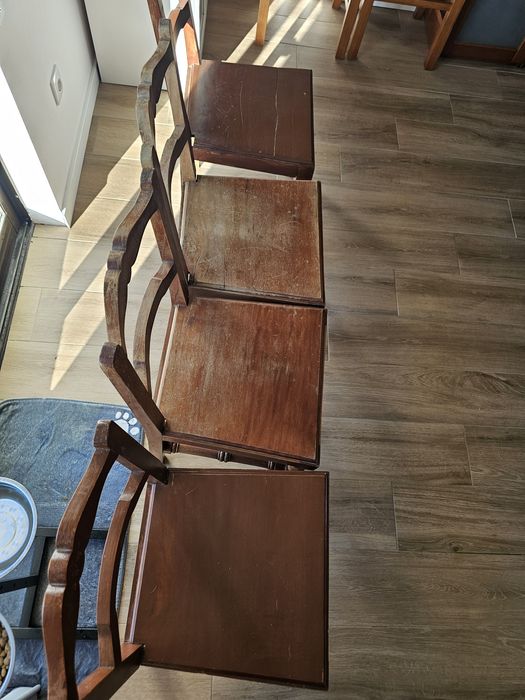 Mesa em madeira com 4 cadeiras
