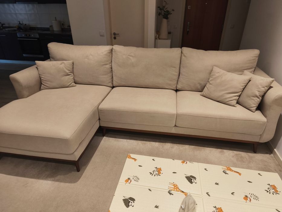 Sofá de 3 metros com chaise longue, Lojas Jom e boas condições.