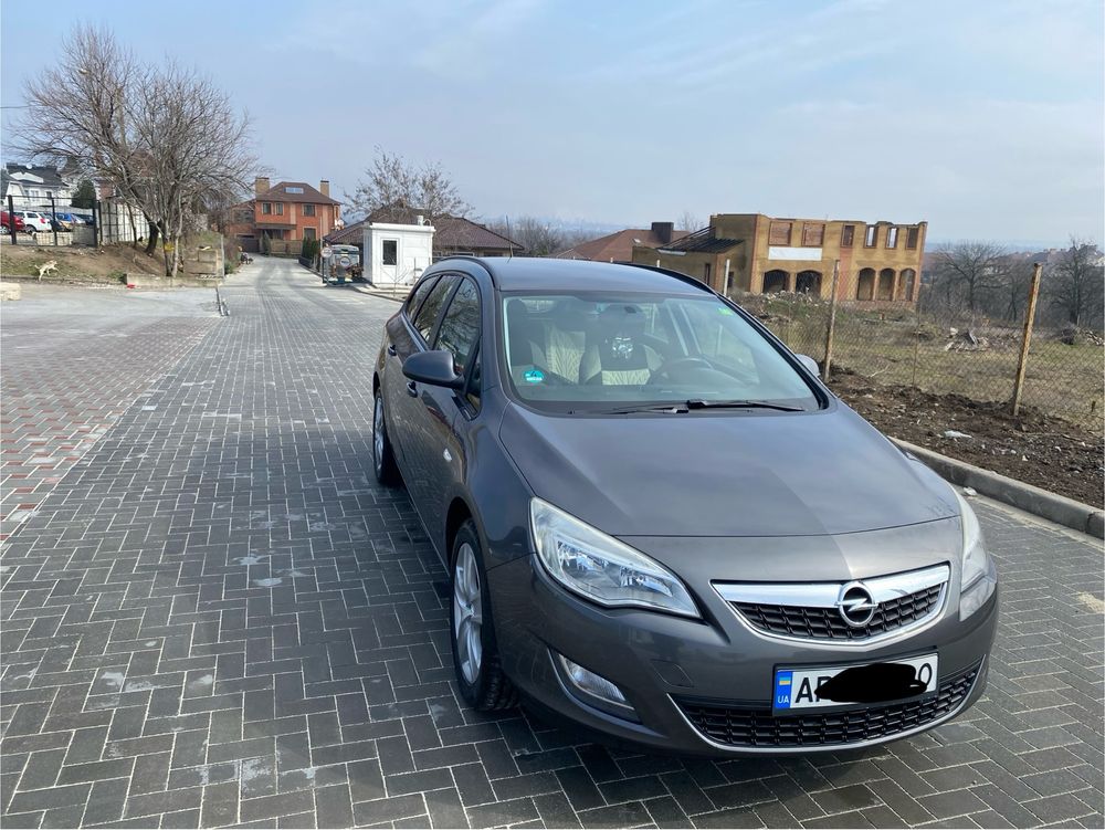 Продам авто opel astra j