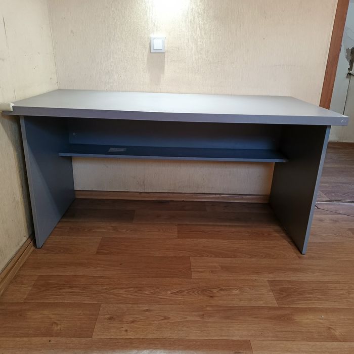 Стіл письмовий міцний.