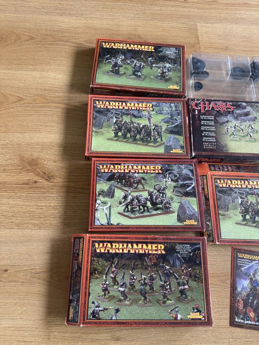 Pudelka po figurkach Warhammer 40000