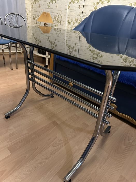 Продам стол стеклянный и 4 стула.