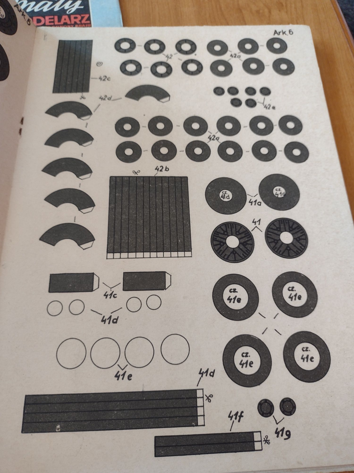 Model kartonowy  Mały Modelarz Isu 152