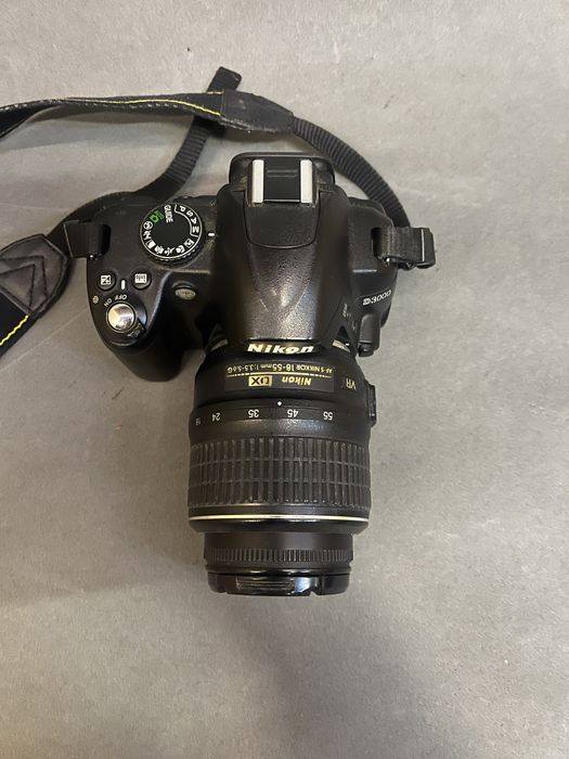 Nikon D3000 + обʼєктив 18-55 мм