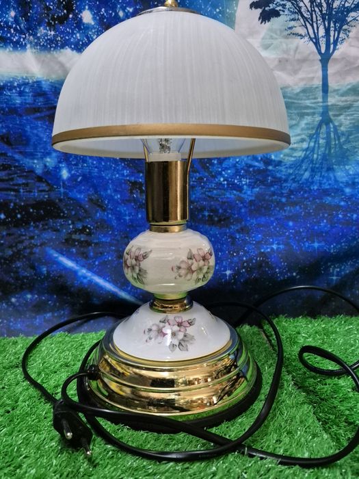 Lampka stolikowa włączająca się przez dotyk jakiejkolwiek części metal