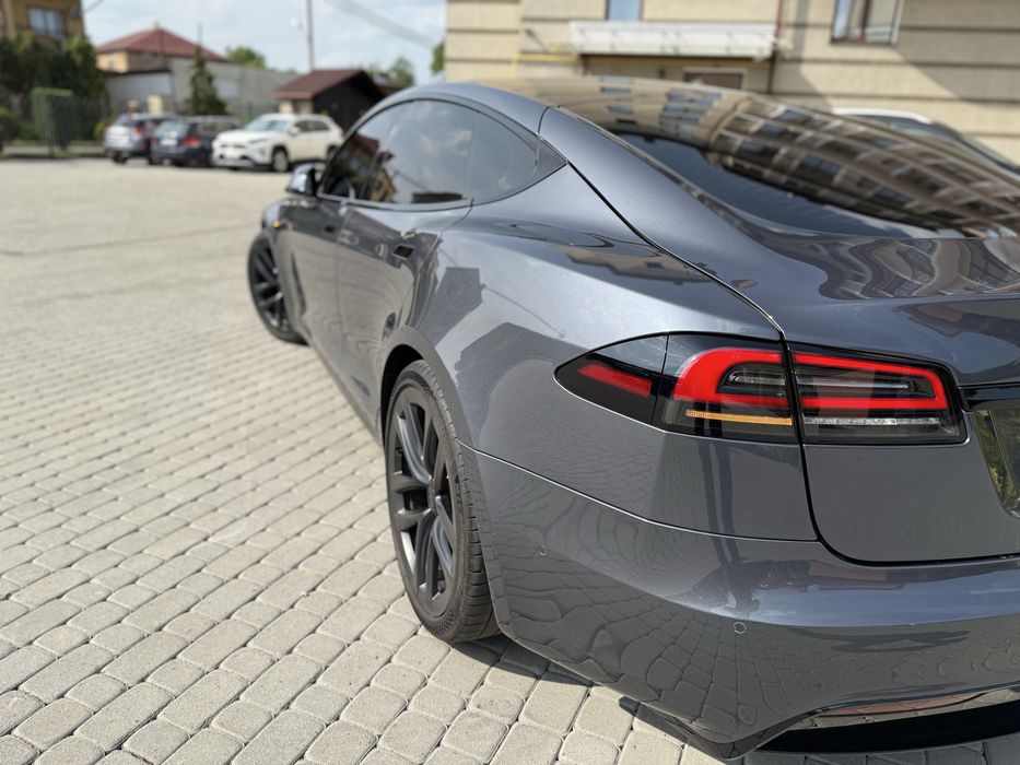 Tesla model s 2022 (тесла модел s 2022 року)