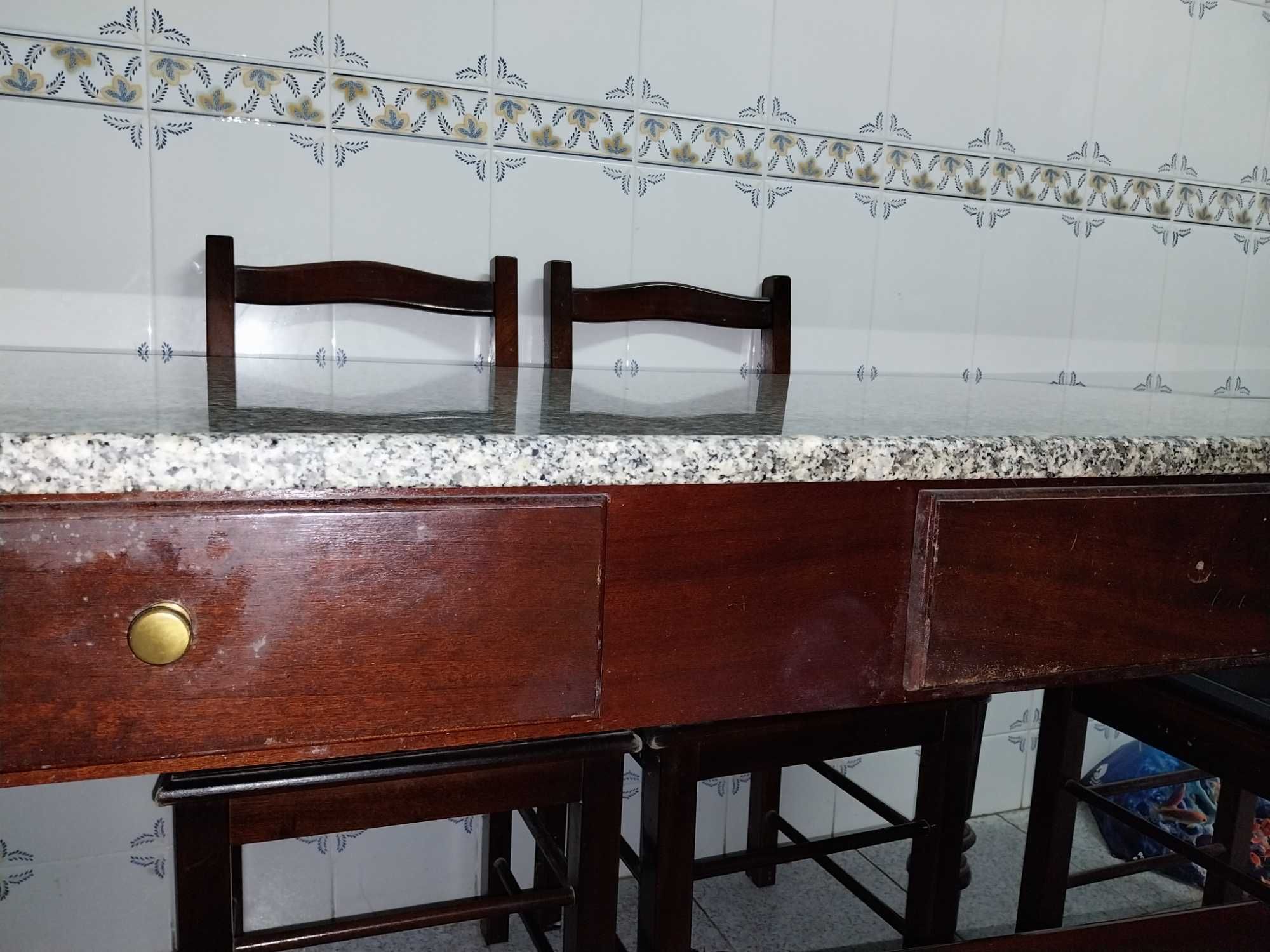 Vendo mesa com tampo de mármore e 6 cadeiras