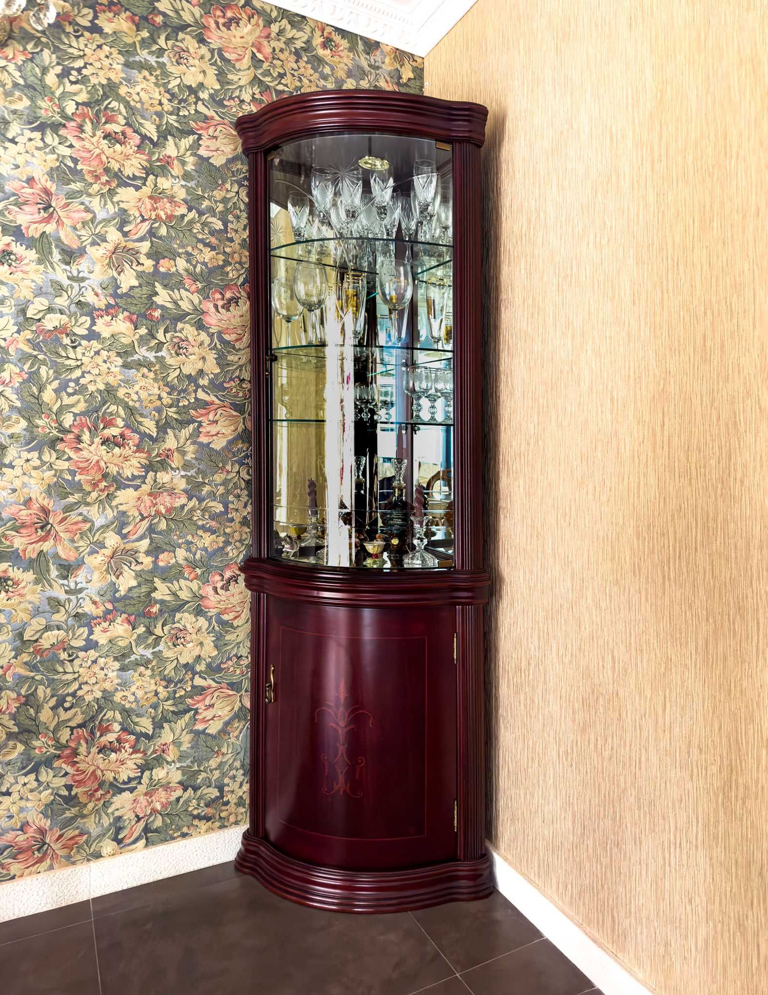 Vitrine Louceiro Cantoneira em madeira. Como novo.