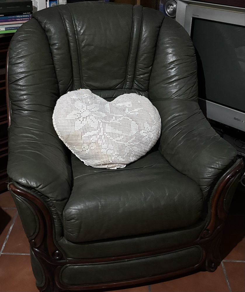 Mesa e cadeiras e um terno de sofas