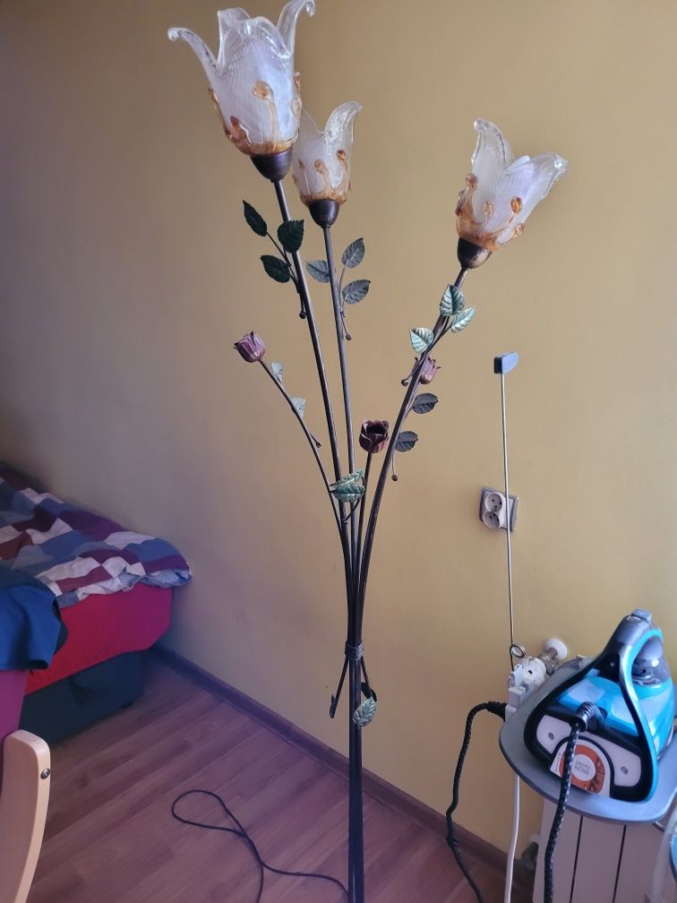 Lampa stojąca do pokoju