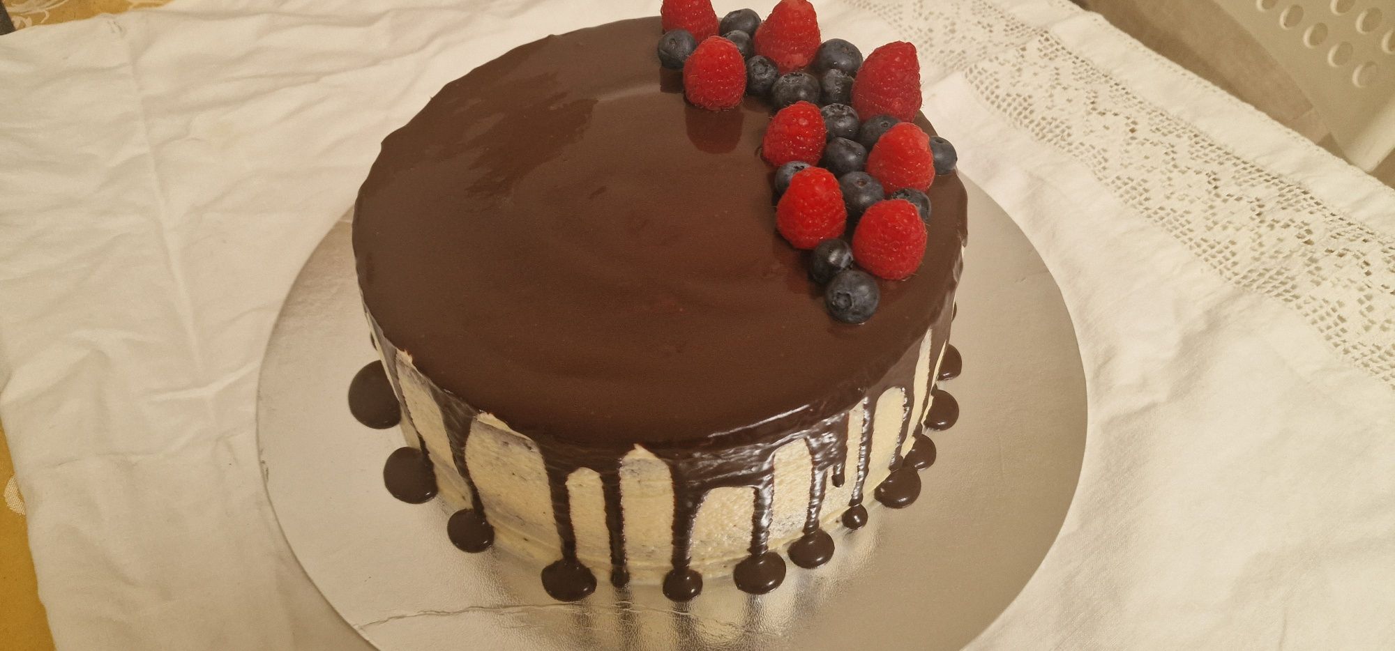 Bolos, bolinhos e acompanhamentos de aniversário.