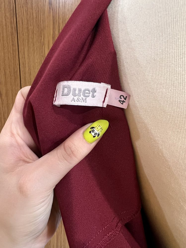 Piękna sukienka z dłuższym tyłem na grubych ramiączkach Duet A&M