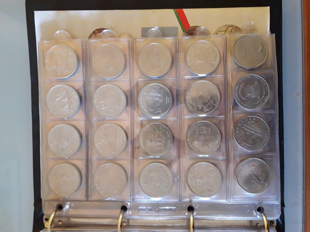 Várias moedas em escudo