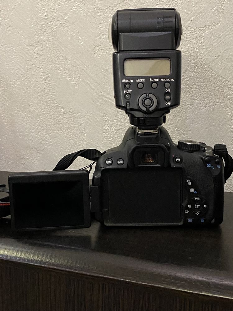 Зеркальный фотоапарат Canon EOS 650D+ объектив + вспышка+ сумка