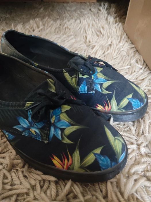 Niskie martensy, Dr. Martens, egzotyczne kwiaty, rozmiar 40, jak nowe