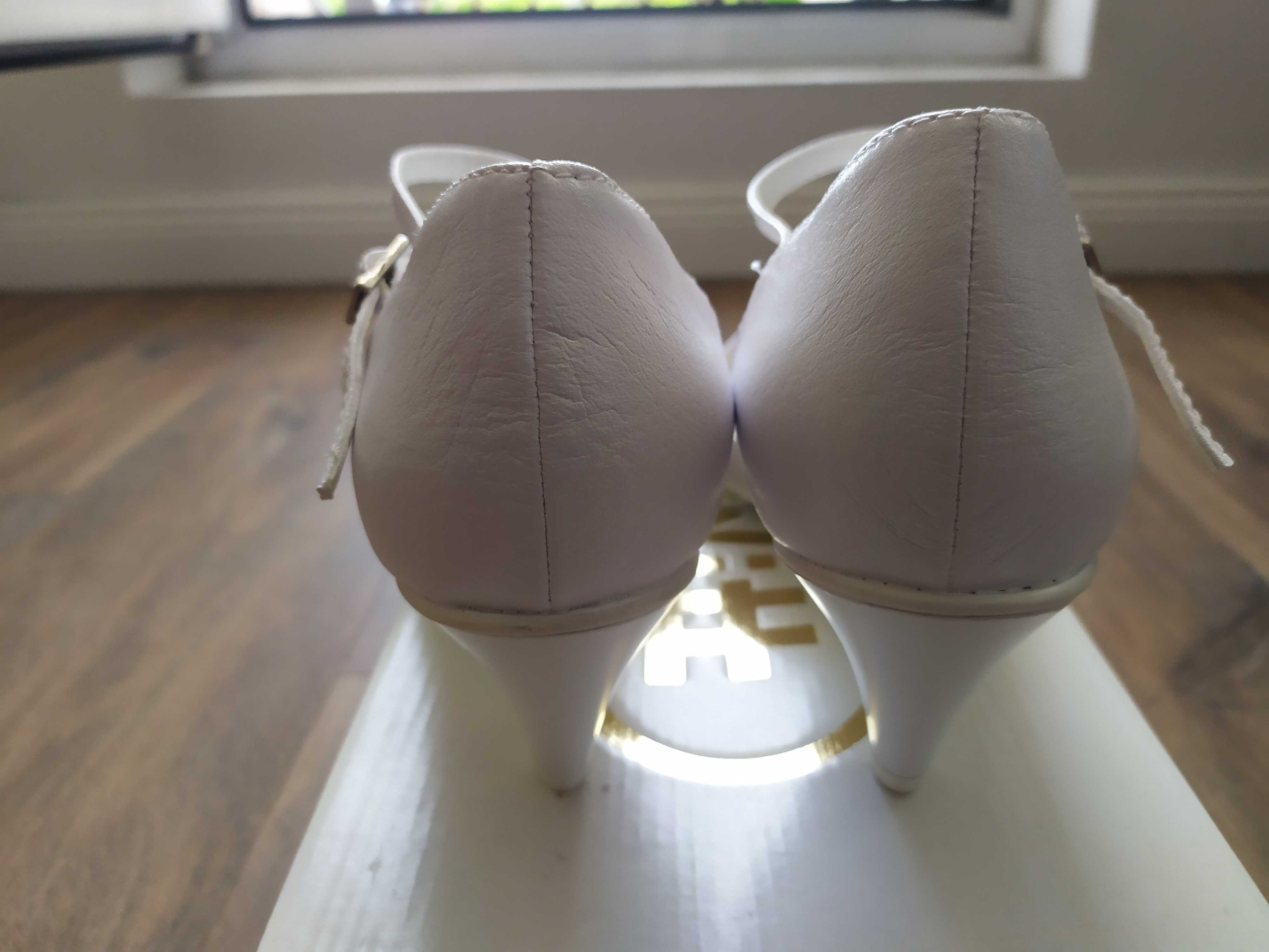 Nieużywane buty Witt białe SLUBNE - 39 Powystawowe model 382 czółenka