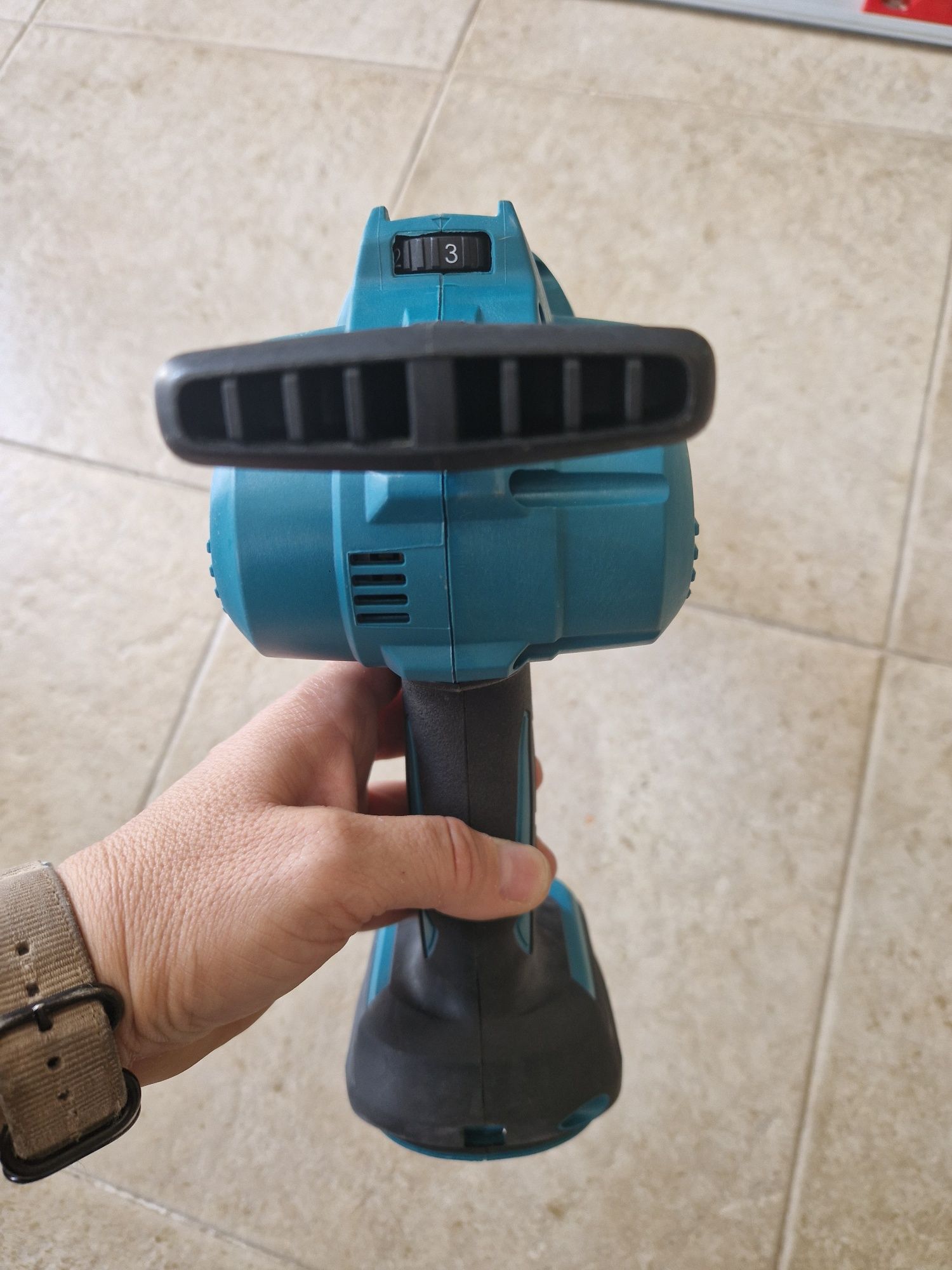 Pistola de silicone a bateria makita