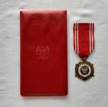 Medal Siły Zbrojne w Służbie Ojczyzny – Wersja Brązowa (V) w etui. PRL