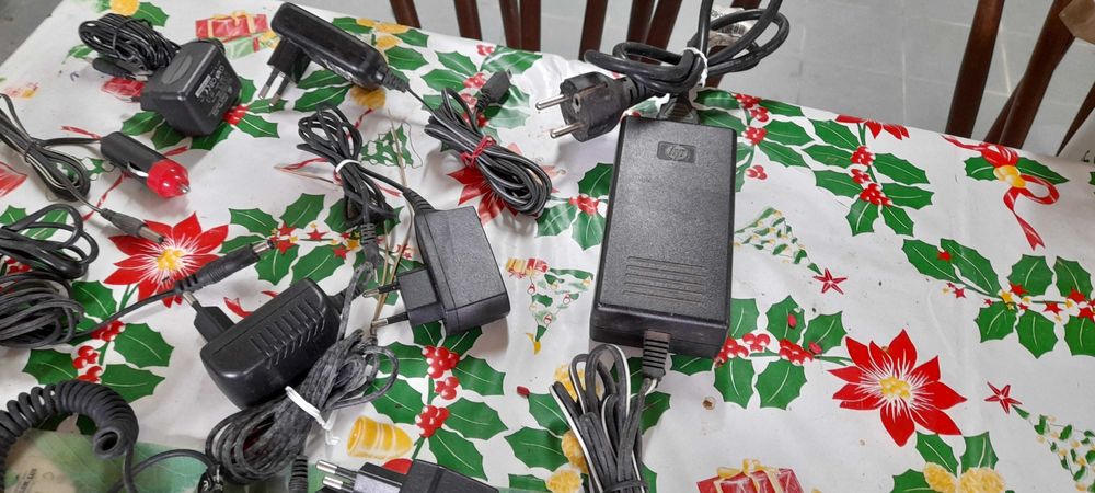 Cabos scart carregadores vários  e outro material