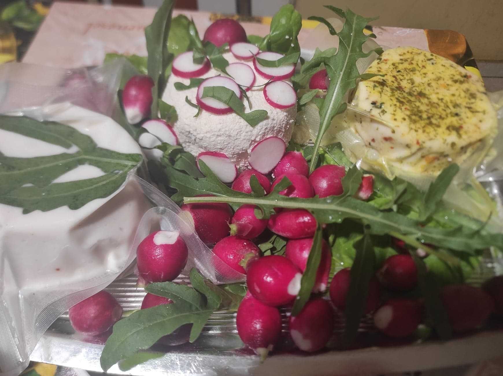 Mleko 100 % kozie, sery, ricotta,  serwatka, jogurt.