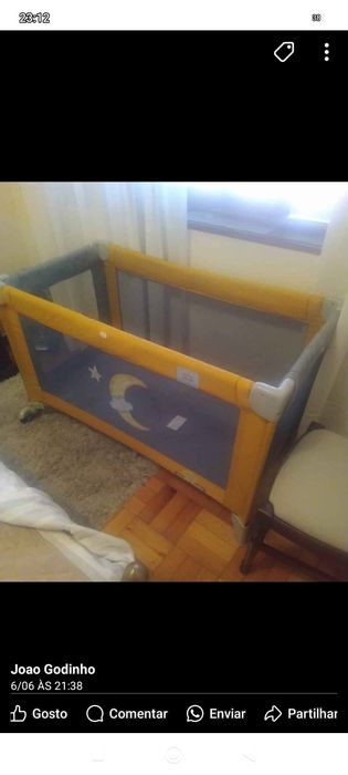 Cama de viagem com colchão.