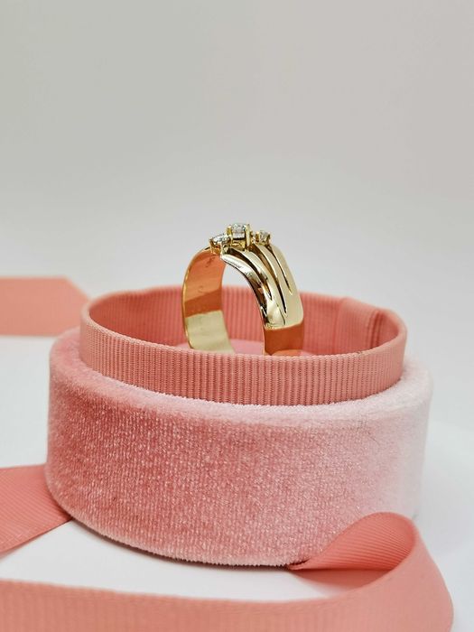 Złoty pierścionek z brylantami, 2 różne boki.