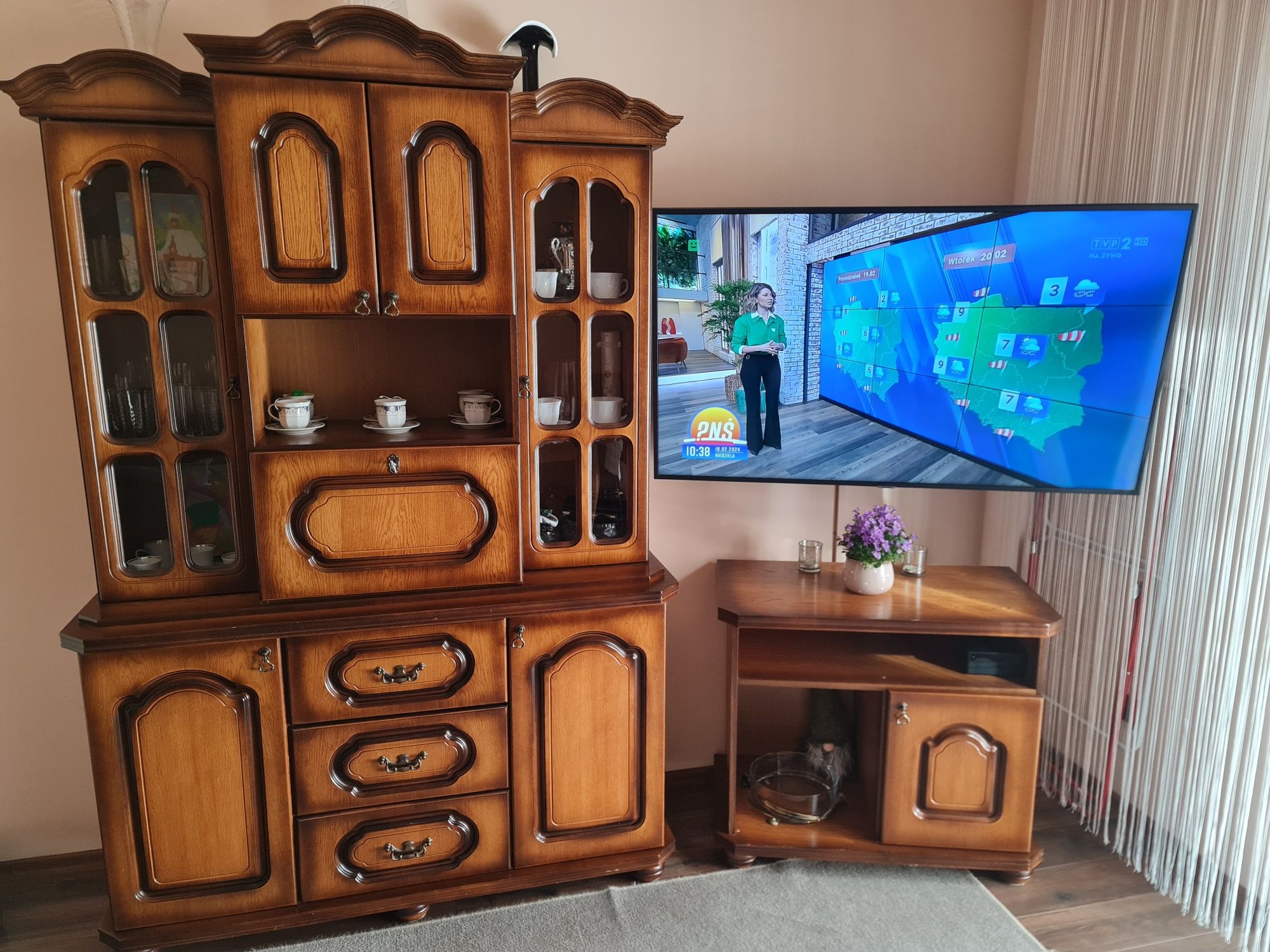 Sprzedam meble plus stół i krzesła