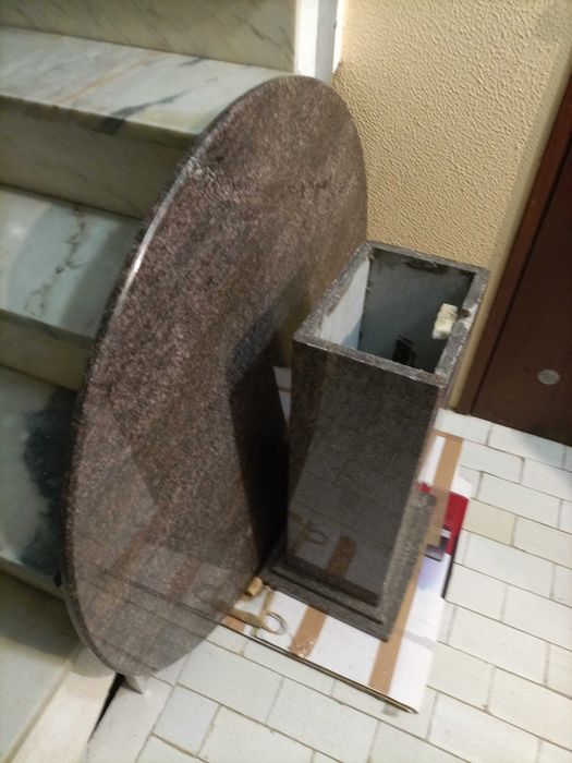 Mesa de pedra tampo oval